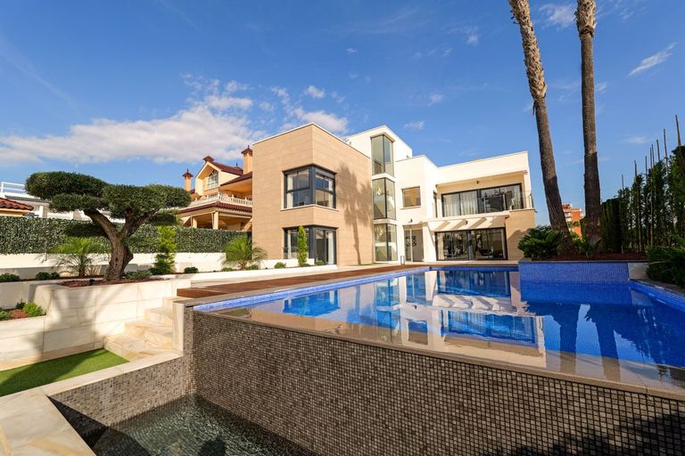 3 bedroom Detached Villa in Torrevieja, Costa Blanca - Property IH191912