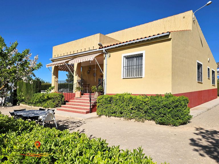 4 bedroom Detached Villa in Caudete, Costa Blanca - Property IV19960
