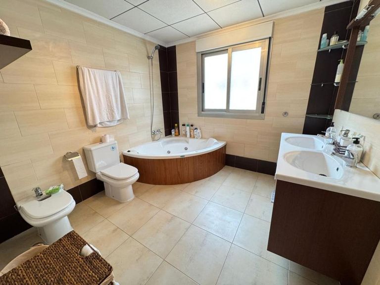 Property thumbnail 10
