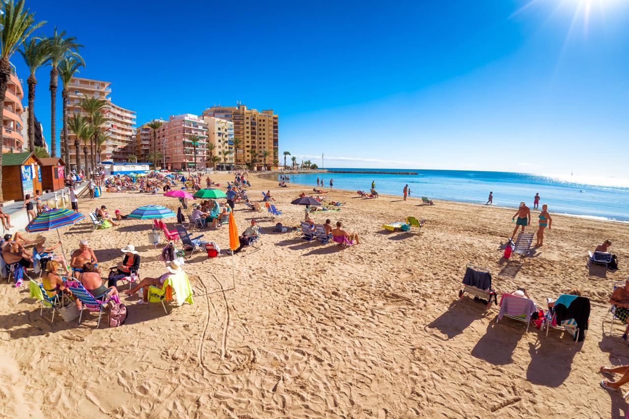 playa-del-cura-torrevieja-beachgoers-in-november